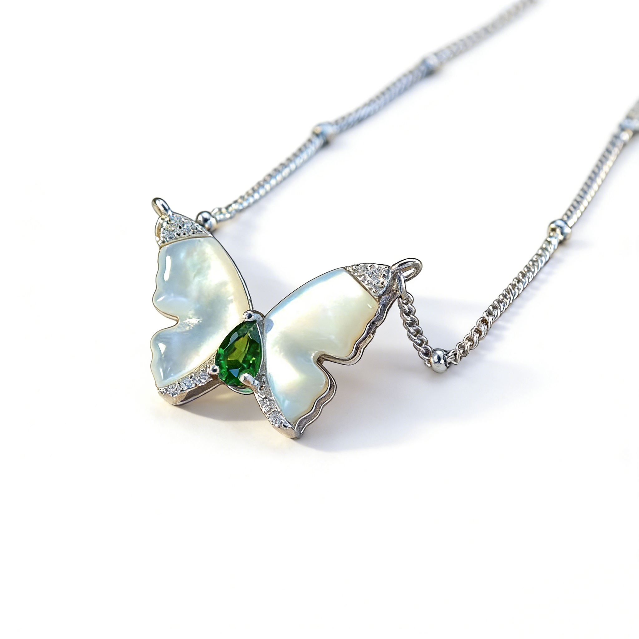 微信图片_2026-03-19_110433_671 Luxury Delicate Natural Diopside White Shell Butterfly Necklace Green Inlaid S925 Silver - Image 1